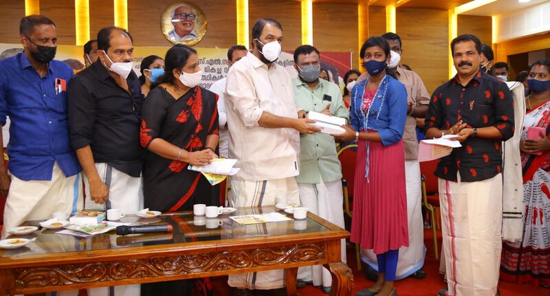 പ്രമാണം:44050 22 14 i59.jpeg