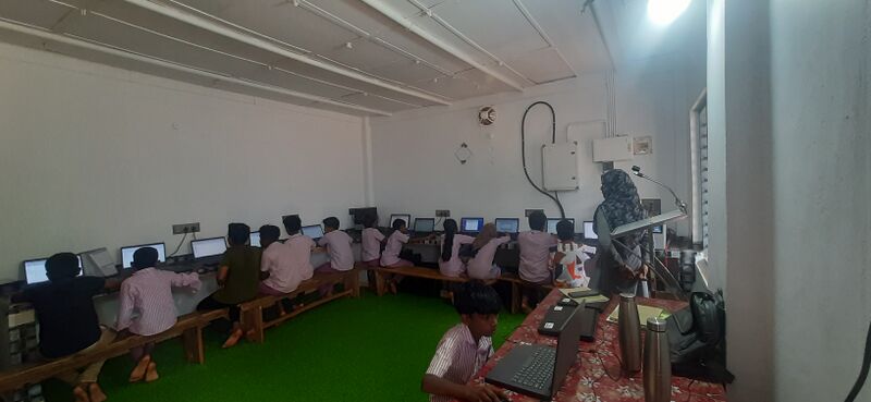 പ്രമാണം:48454-hitch-computer lab.jpg