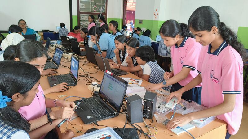 പ്രമാണം:16002 robotraining.jpg