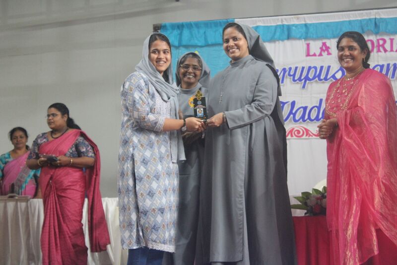 പ്രമാണം:21001 HSS AWARD RECEIVING.JPG