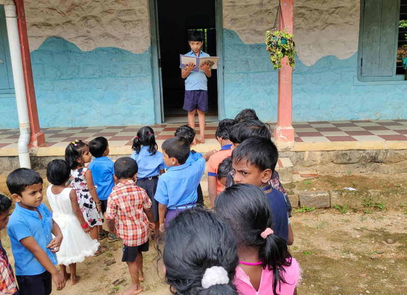 പ്രമാണം:33516 book presentation.png