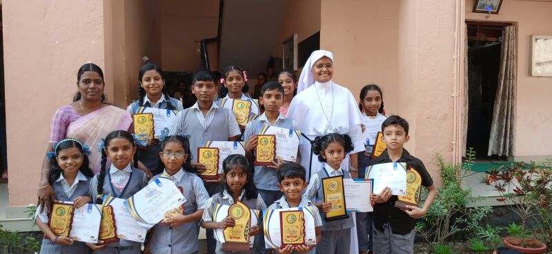 പ്രമാണം:34250-deepika colouring winners.jpg