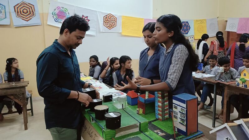 പ്രമാണം:35028 school science fair 2.jpg