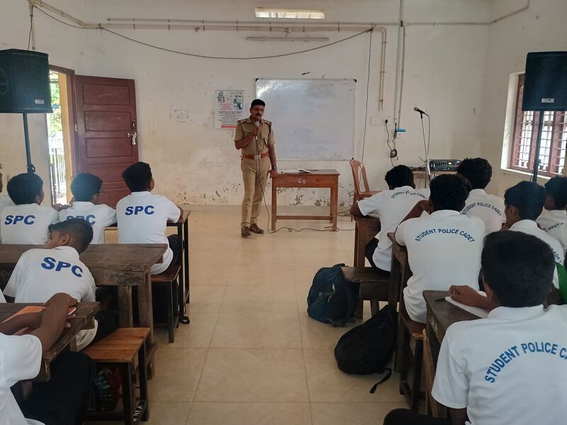 പ്രമാണം:35059-ALP-SPC-Onam camp-Cyber awareness.jpg