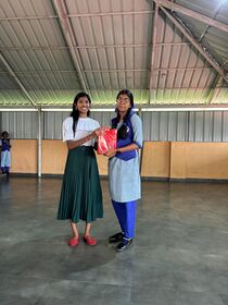 പരിസ്ഥിതിദിന ക്വിസ് വിജയി സുകന്യയെ അനുമോദിക്കുന്നു