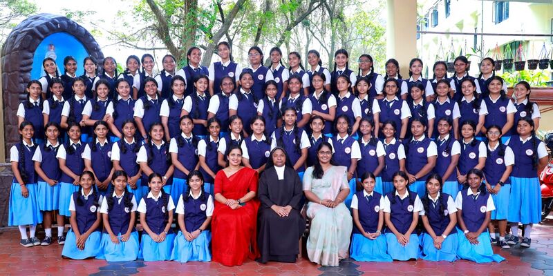 പ്രമാണം:STC little kites.jpg
