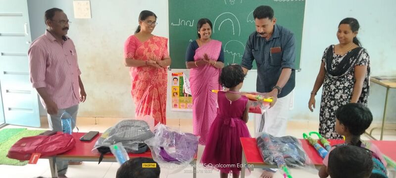 പ്രമാണം:12052 kgd praveshanolsavam2 2025.jpg