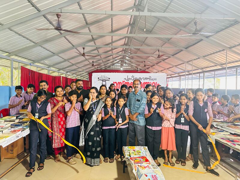 പ്രമാണം:12060 KSD-Pusthakavandi1.jpg