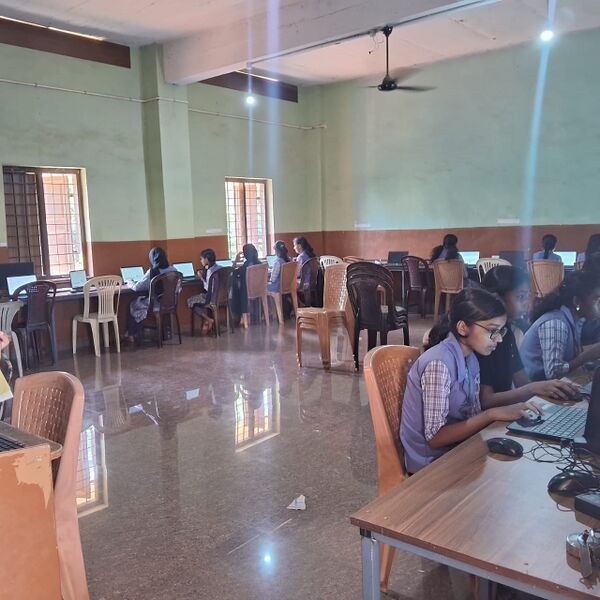 പ്രമാണം:14024 hitech-IT LAB.jpeg