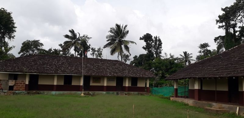 പ്രമാണം:15432-school photo.jpeg