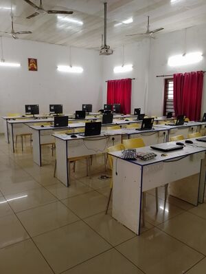 25091-IT lab.jpg