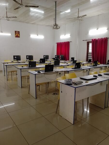 പ്രമാണം:25091-IT lab.jpg