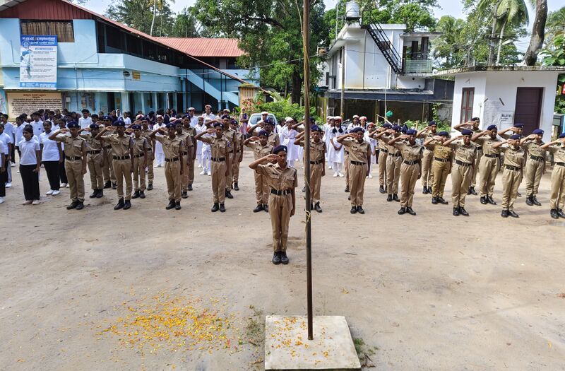 പ്രമാണം:41075 saluting flag.jpg