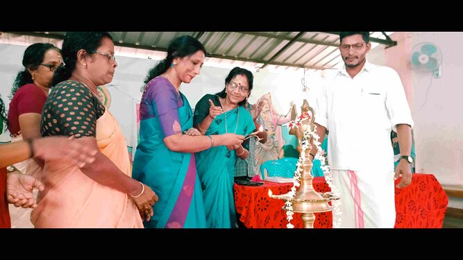 സാഗ ജെയിംസ് വിളക്ക് കൊളുത്തി ഉദ്ഘാടനം ചെയ്യുന്നു.