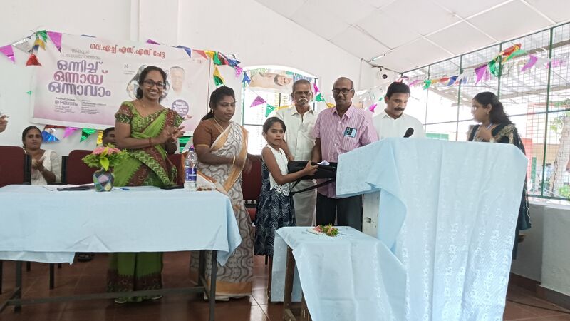 പ്രമാണം:43052 learning kit distribution.jpg