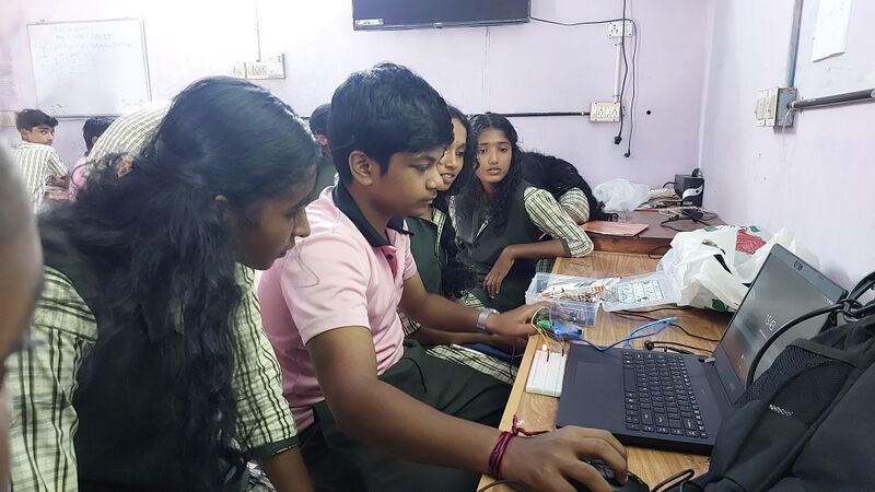 പ്രമാണം:36055 robo1.jpg