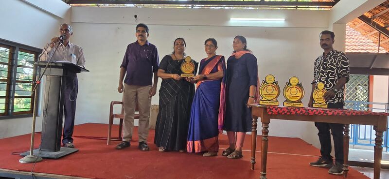 പ്രമാണം:43240 fourS.jpeg