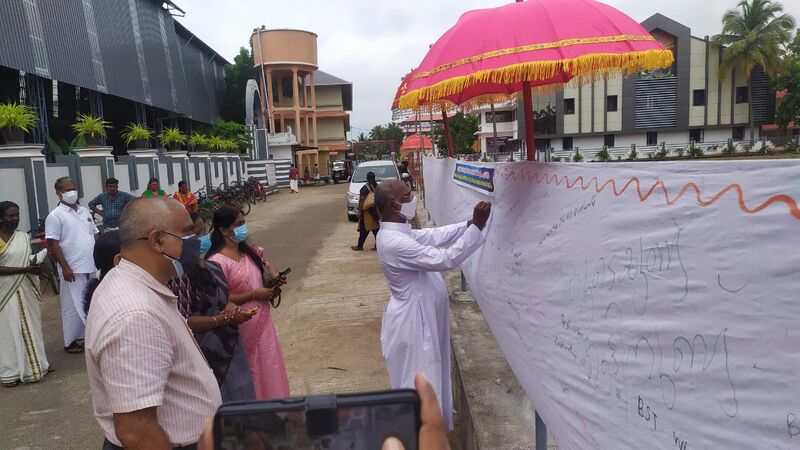 പ്രമാണം:Back to schooling 04.jpg