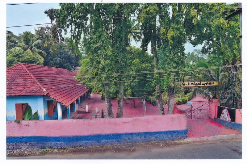 പ്രമാണം:Gov. ups poozhikkad.jpg