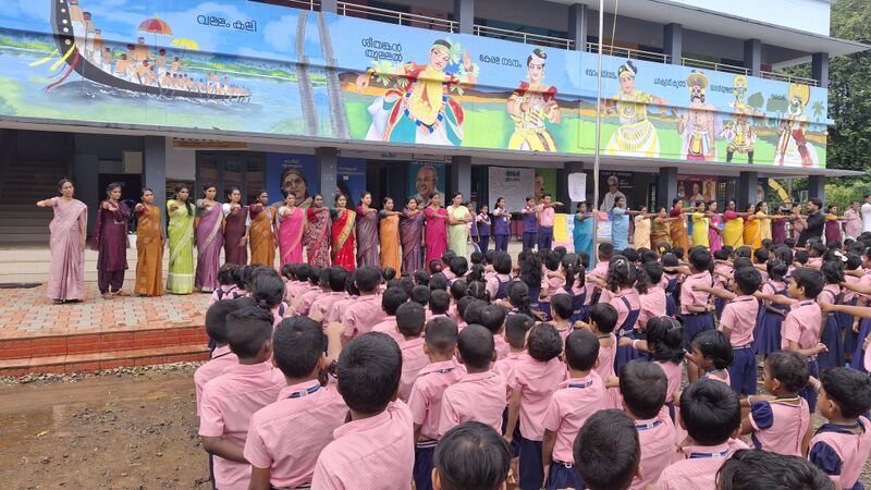 പ്രമാണം:25121 school assembly2.jpg