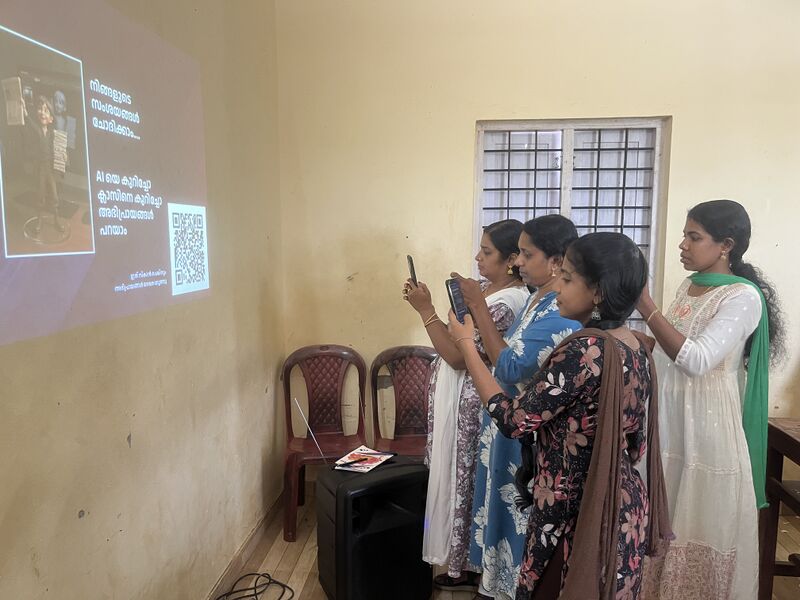 പ്രമാണം:37001-LK-AI Awareness class-6.jpg
