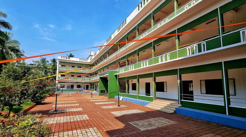 പ്രമാണം:47061 schoolmainblock.jpeg