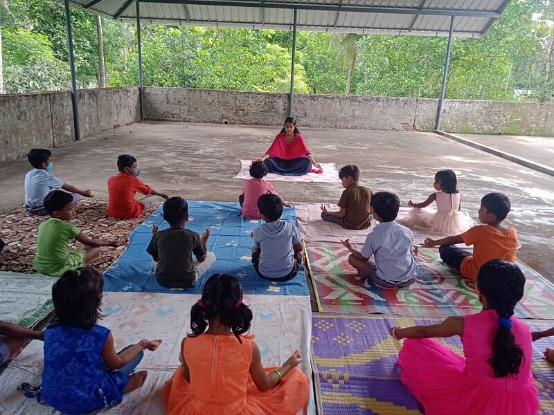 പ്രമാണം:Dvnlps yogaday.jpg