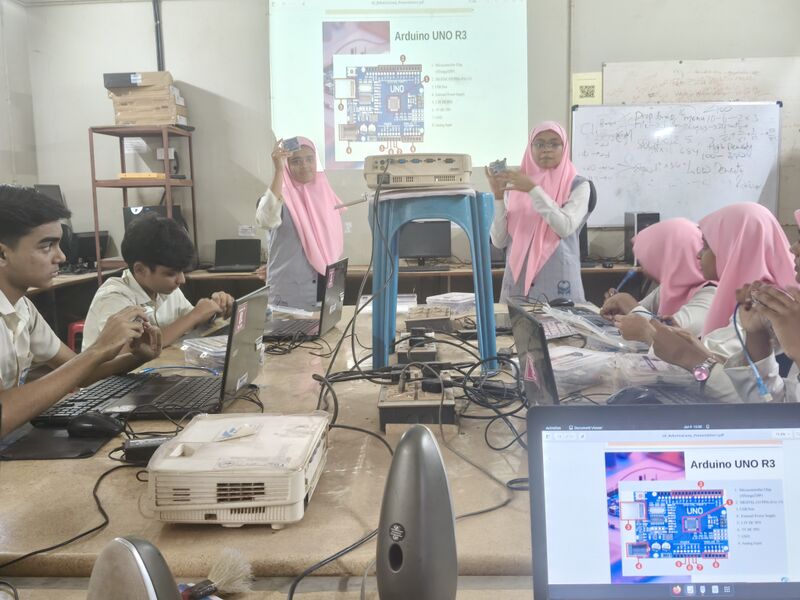 പ്രമാണം:19009-robotics training 1.jpg