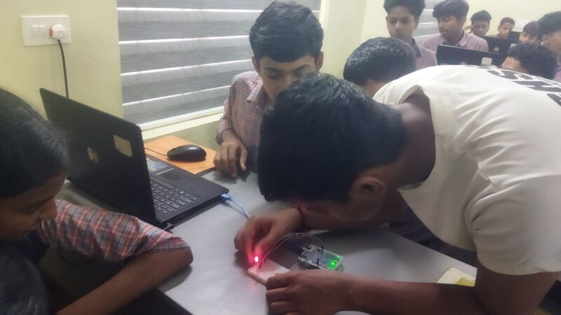 പ്രമാണം:41075 robotic traing.jpg