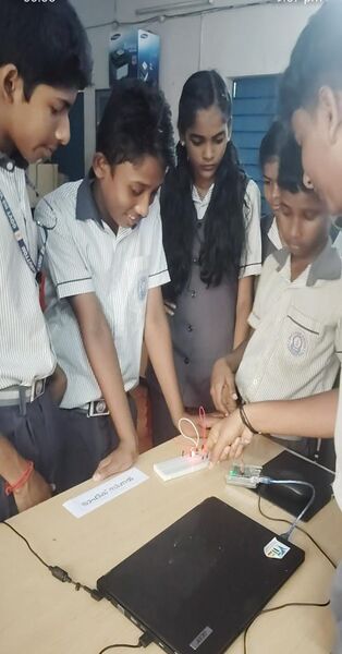 പ്രമാണം:43069 robo2.jpg