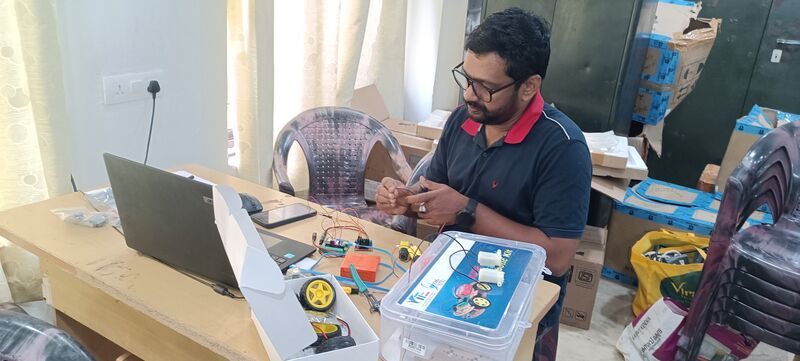 പ്രമാണം:Drcmlp-feb18-adv rob kit test-8.jpg