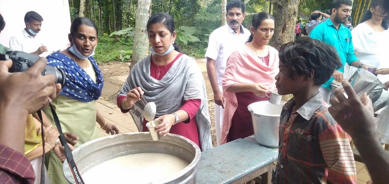 പ്രമാണം:15028 പായസ വിതരണം.jpg