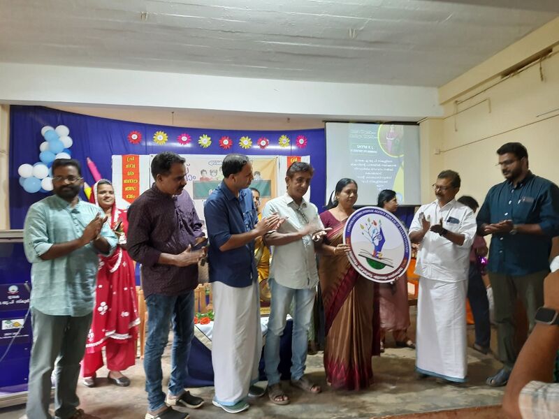 പ്രമാണം:15456 ellarum vayikkunnu.jpg