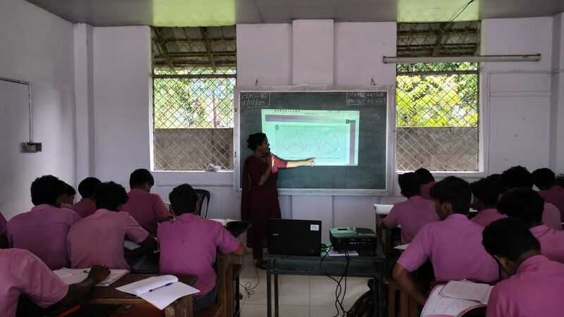 പ്രമാണം:22048-Hitechclassroom.jpg