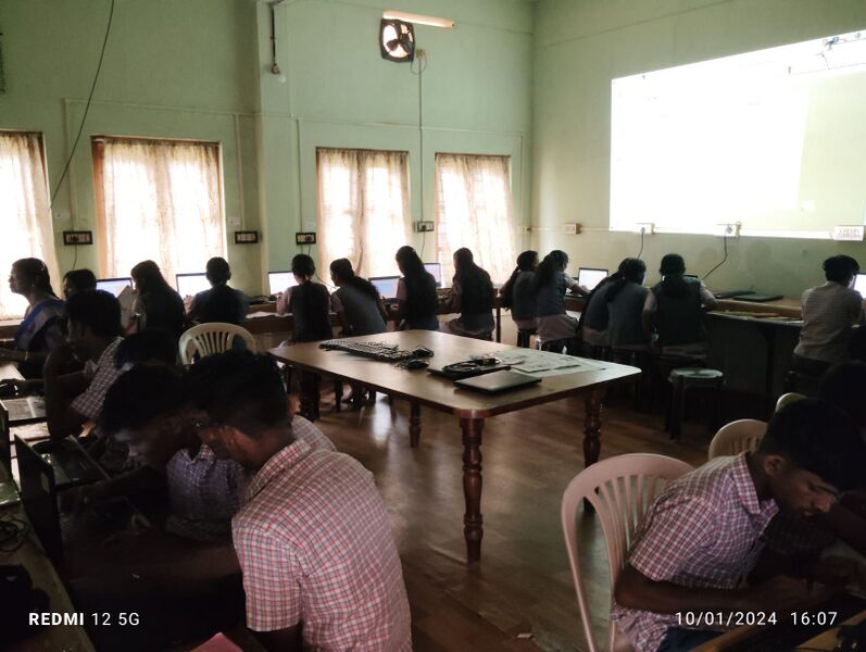 പ്രമാണം:27047 COMPUTER LAB GHS POIKA.jpg