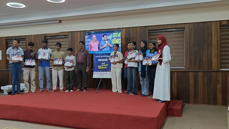 പ്രമാണം:28002-reels award.jpg