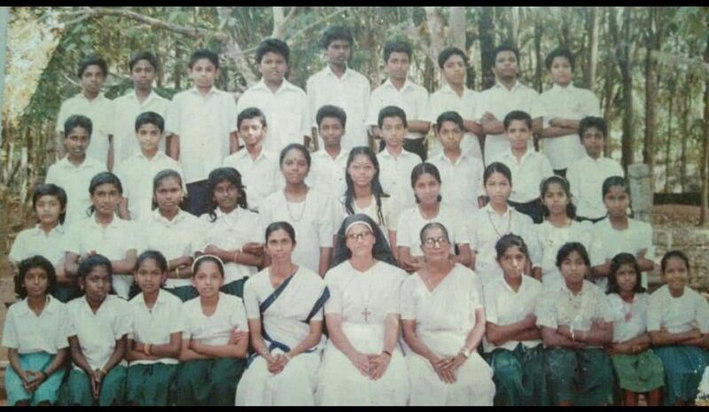 പ്രമാണം:37342 old students 1.jpg
