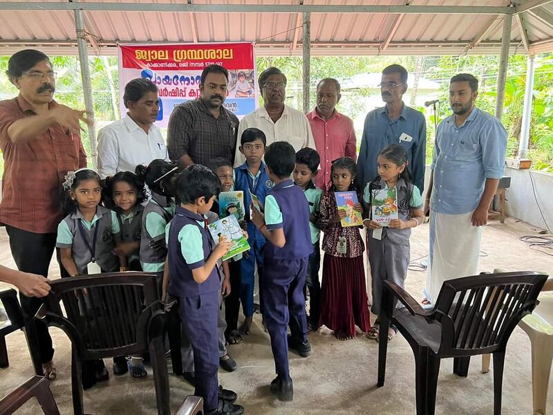 പ്രമാണം:പുസ്തക വിതരണം.jpeg