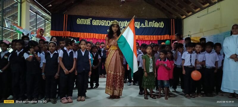 പ്രമാണം:സ്വാതന്ത്ര്യ ദിനത്തിൽ ഭാരതാംബയോടൊത്ത് .jpg