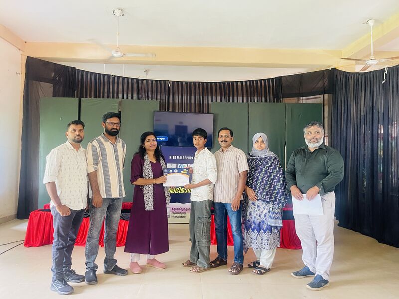 പ്രമാണം:19009-LK REELS AWARD RECIEVING.jpg