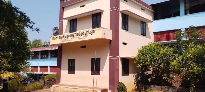 പ്രമാണം:19819-school photo.jpeg