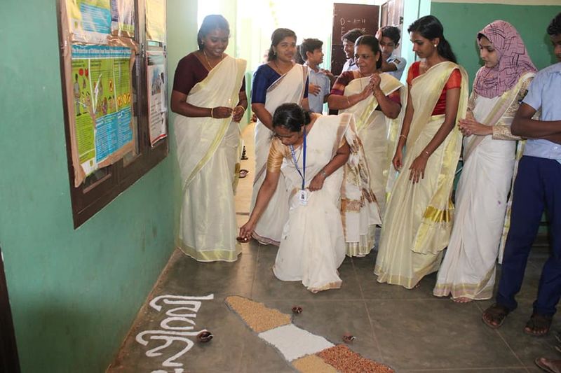 പ്രമാണം:22071 kerala piravi.jpg