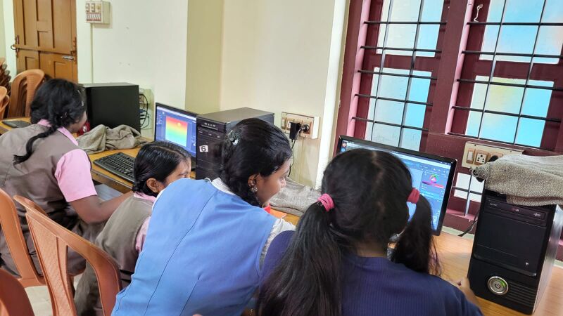 പ്രമാണം:23008-little kites 21.jpg