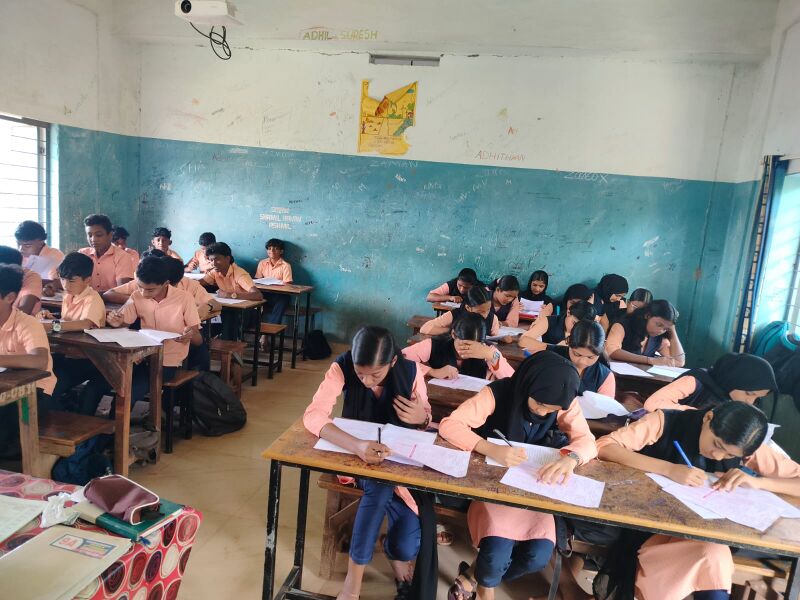 പ്രമാണം:48036 hitech class rooms.jpeg