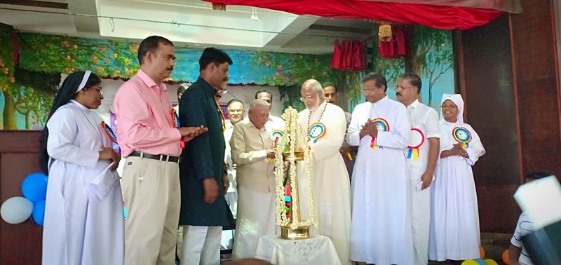 പ്രമാണം:Stmary18 (2).jpg