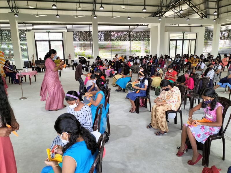 പ്രമാണം:പൂക്കൾ നിർമിക്കുന്നു.jpg