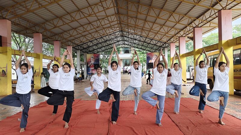 പ്രമാണം:12058 yogaday Pose.jpg