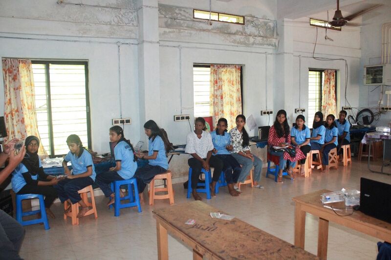 പ്രമാണം:13068little kites.jpg