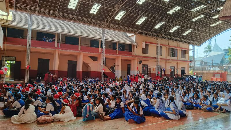 പ്രമാണം:16002 xmas2025.jpg