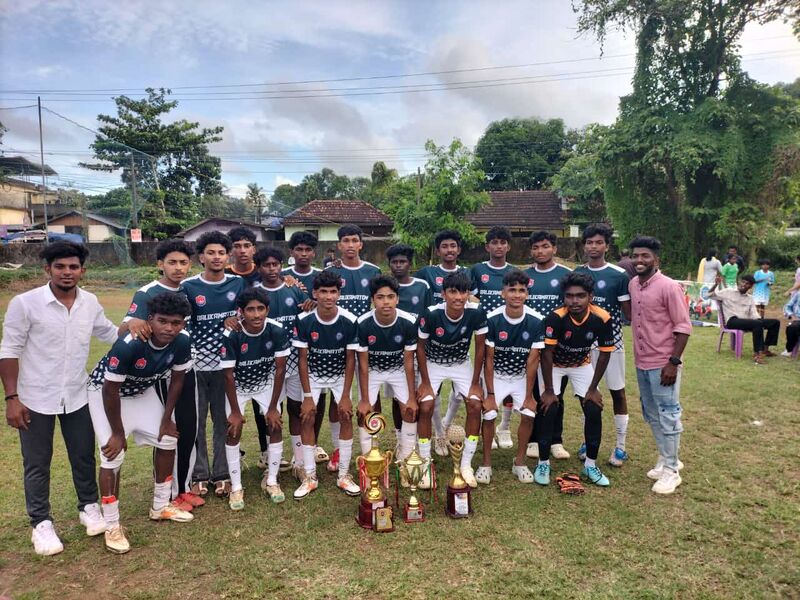 പ്രമാണം:37049-senior boys.jpg